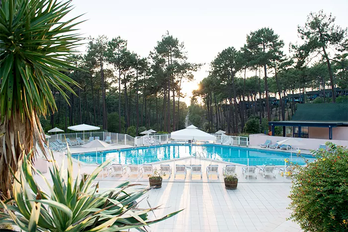 Piscine et terrasse de la Résidence Les Cavales